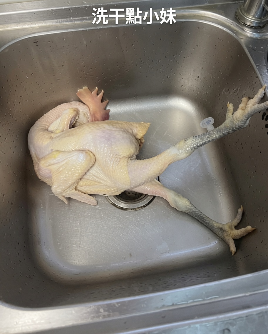 Un pollo entero crudo siendo enjuagado a fondo en un fregadero de acero inoxidable bajo agua fría.