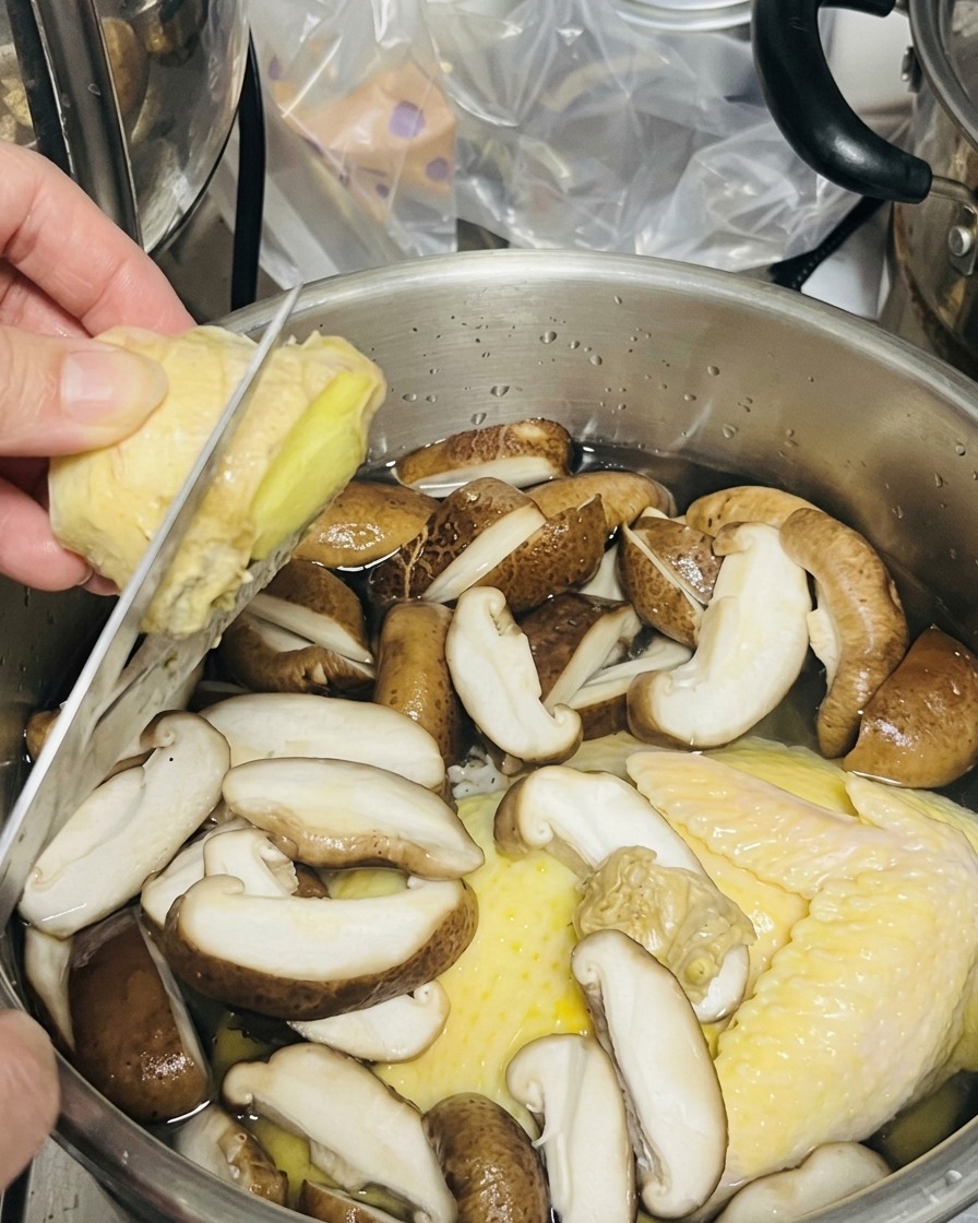 Cortando rodajas de jengibre directamente sobre la olla.