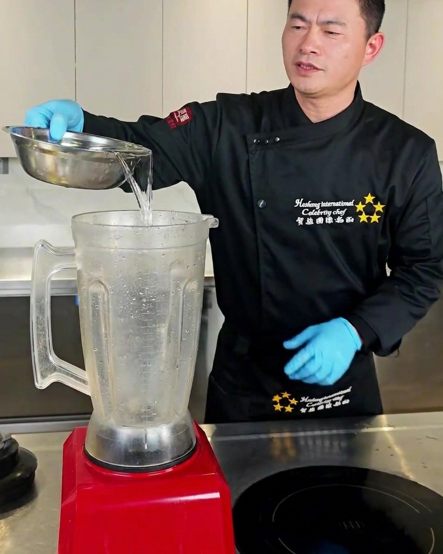 Agua y dientes de ajo dentro de una licuadora.
