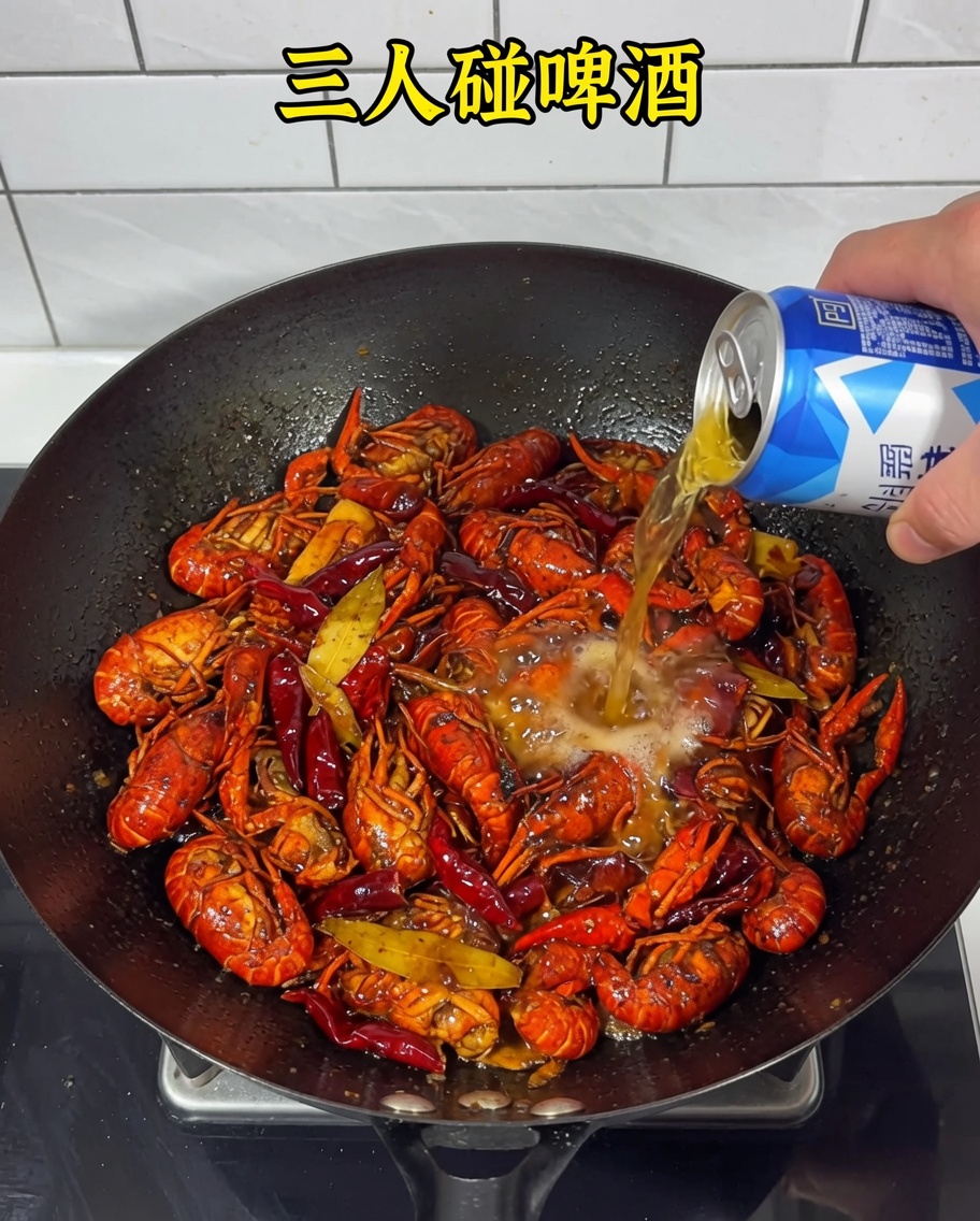 Cerveza siendo vertida en el wok sobre los cangrejos y la base picante.