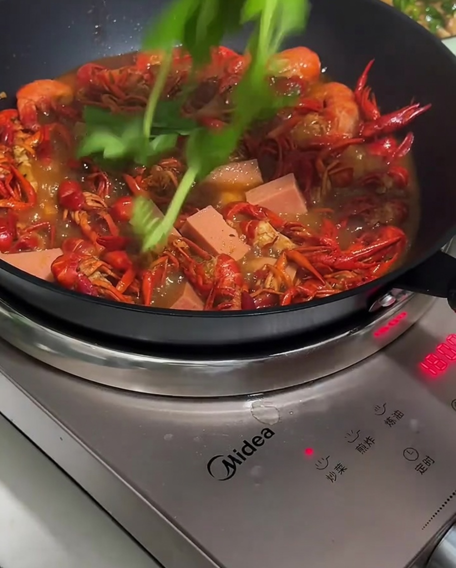 Añadiendo salchicha y pimientos verdes a la sartén.