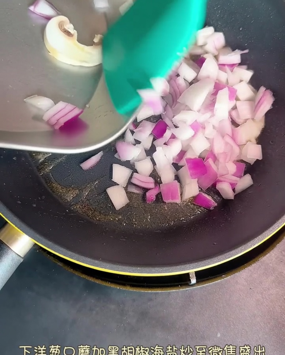 Cebolla roja picada y champiñones laminados salteándose en una sartén con sal y pimienta.