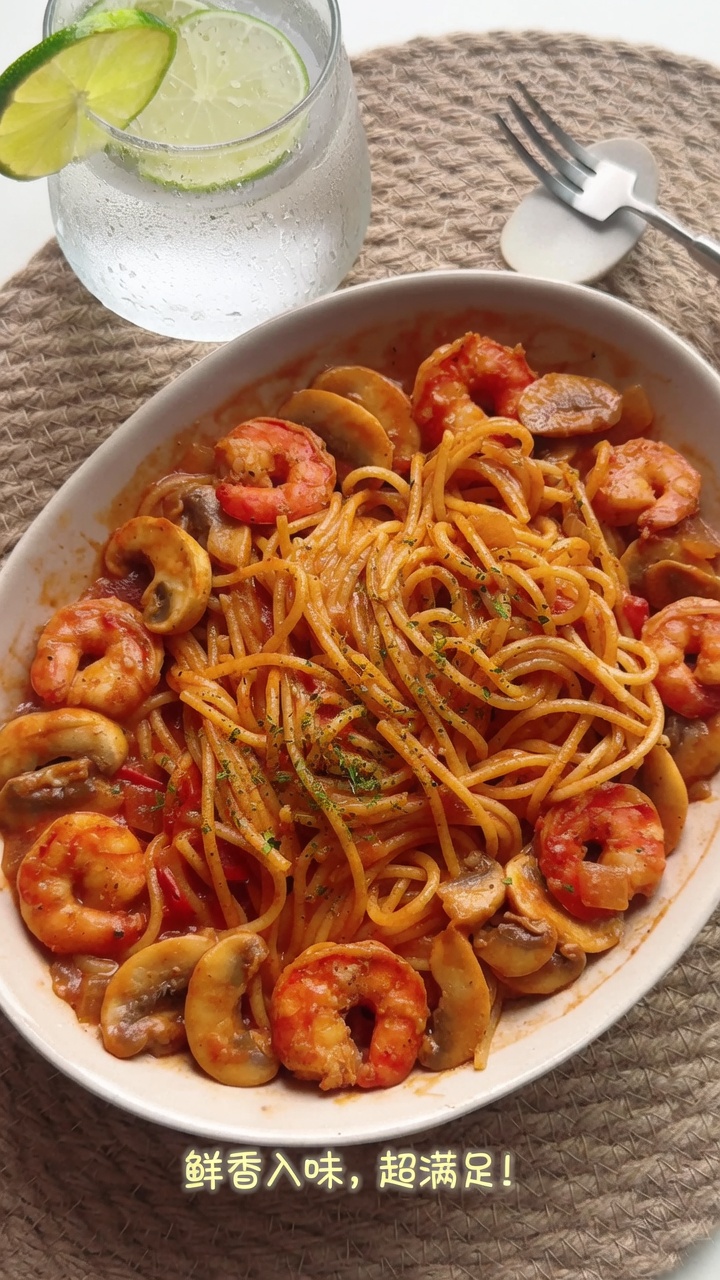 Espaguetis con Gambas y Champiñones en Salsa Cremosa de Tomate