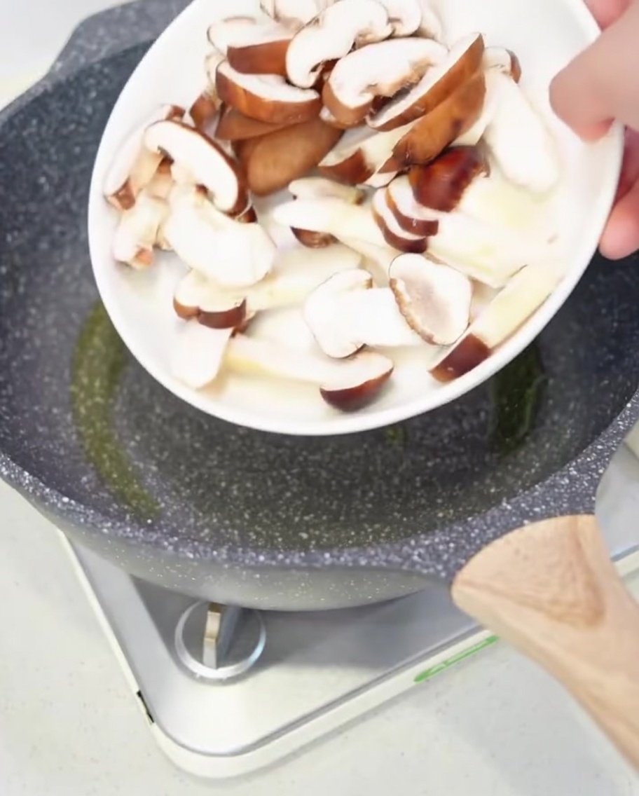 Setas variadas chisporroteando en una sartén con aceite de oliva.