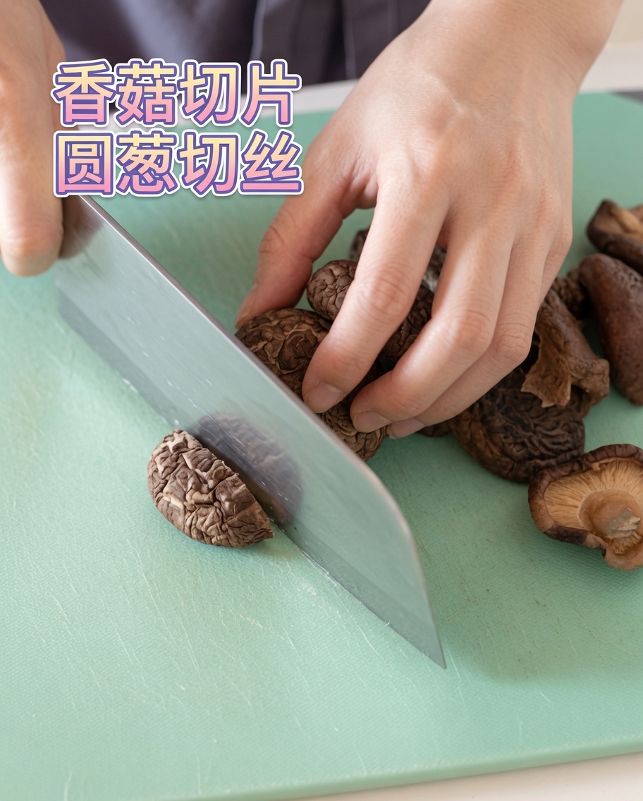 Un montón de setas shiitake laminadas y listas para usar en el salteado.