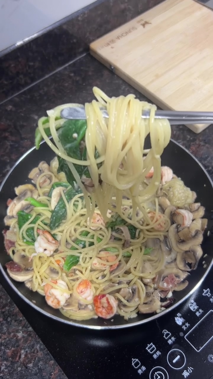 Pasta Cremosa con Tocino, Camarones y Champiñones