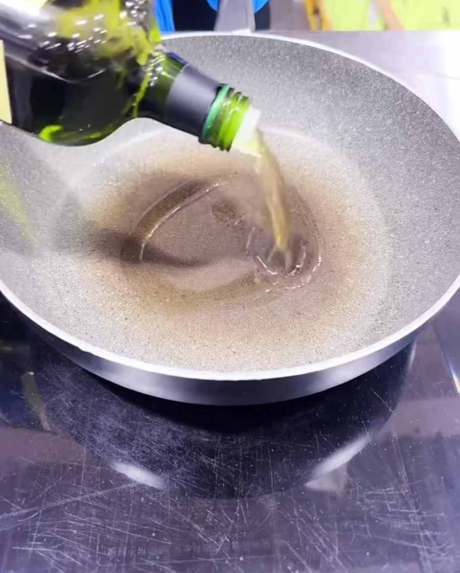 Aceite de aguacate siendo vertido en una sartén precalentada.