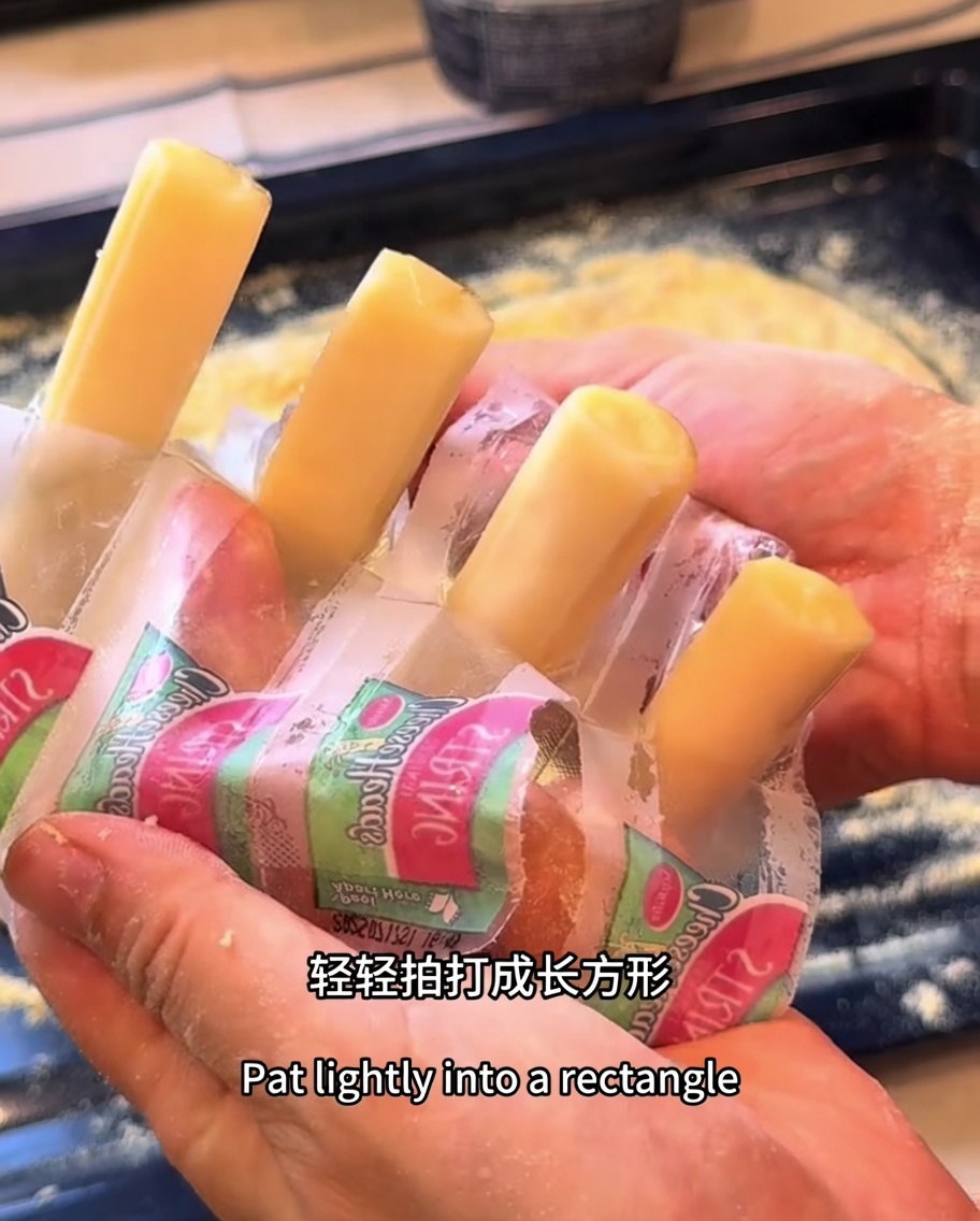Palitos de mozzarella colocados a lo largo del borde de la masa.