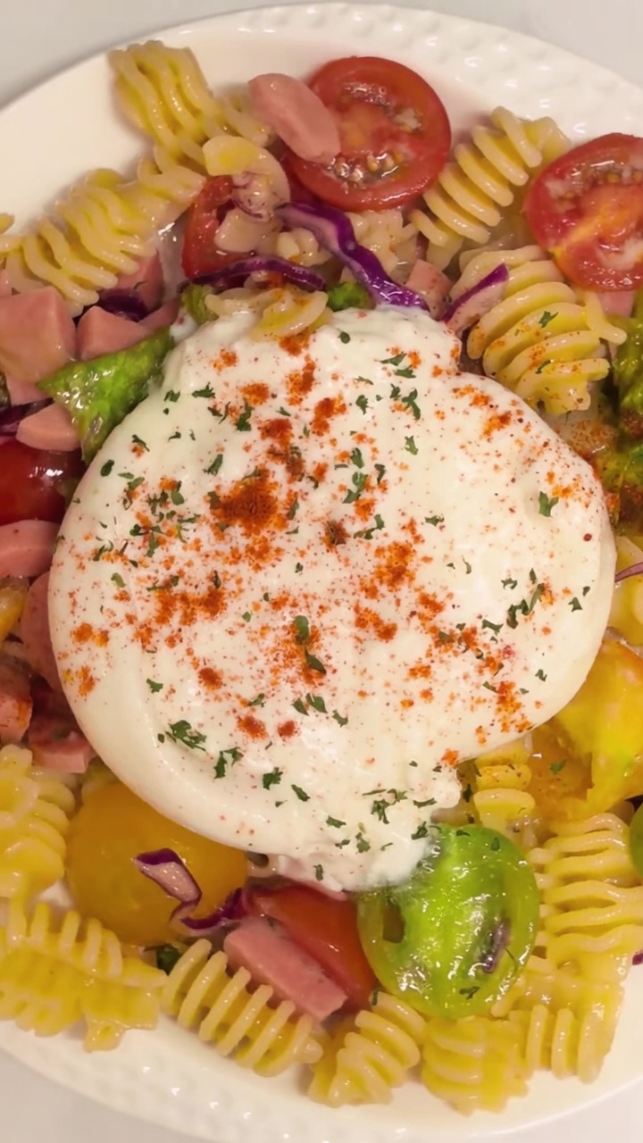 Ensalada Fría de Pasta en Espiral con Queso Burrata
