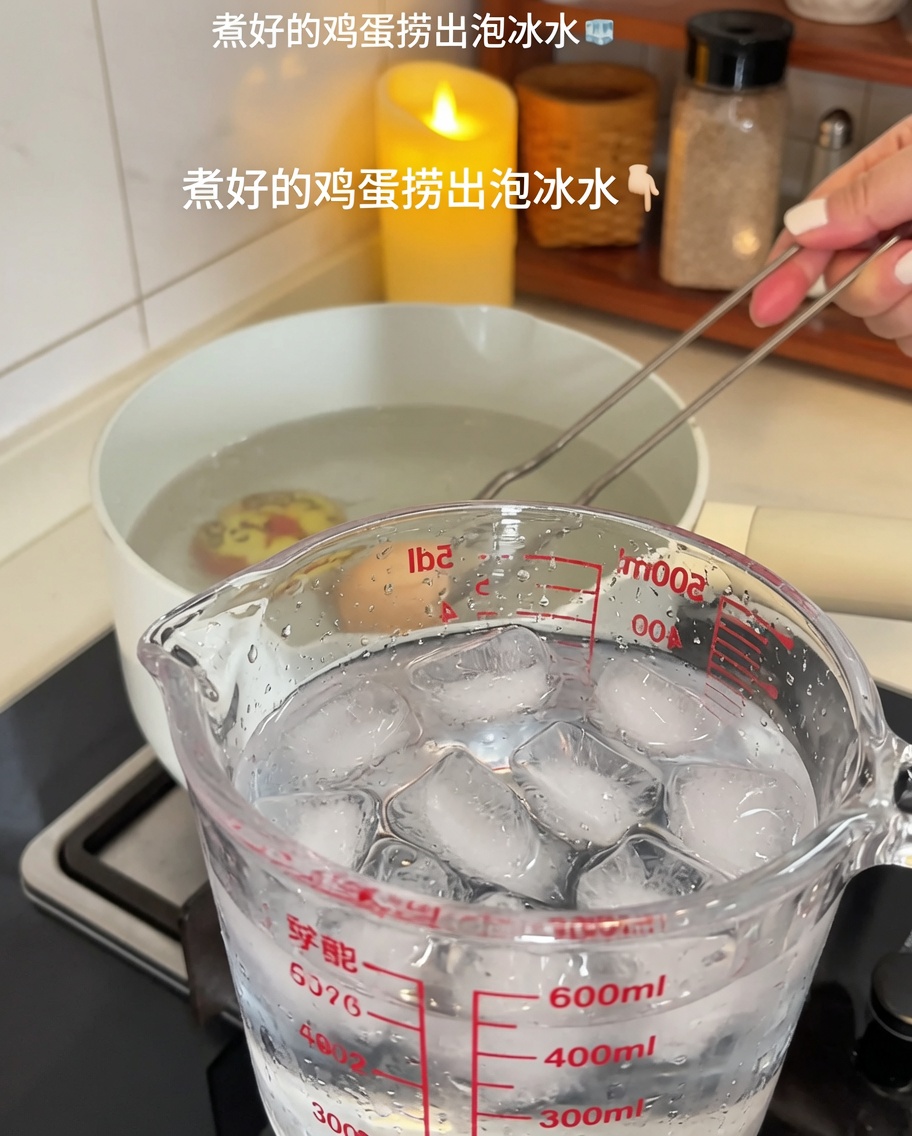 Huevos duros siendo transferidos de una olla a una taza medidora de vidrio llena de hielo y agua fría.