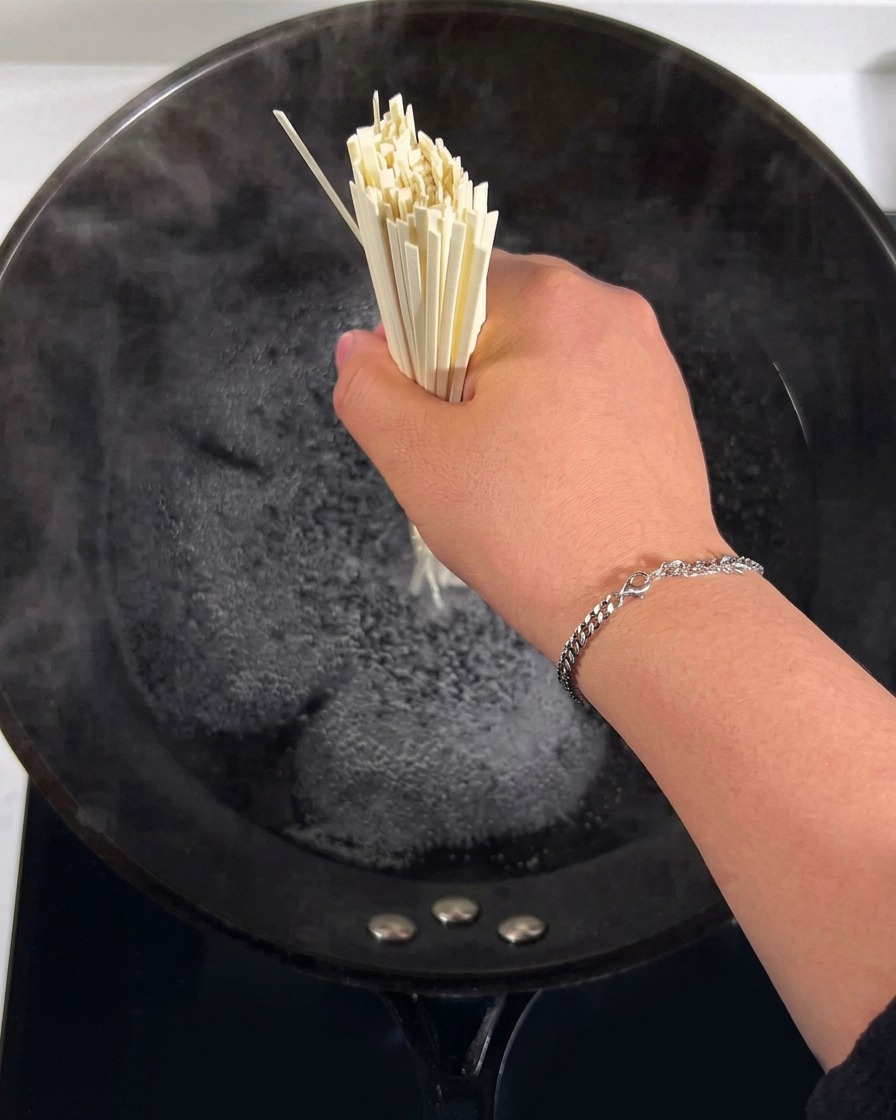 Fideos sumergidos en agua hirviendo en una olla grande.