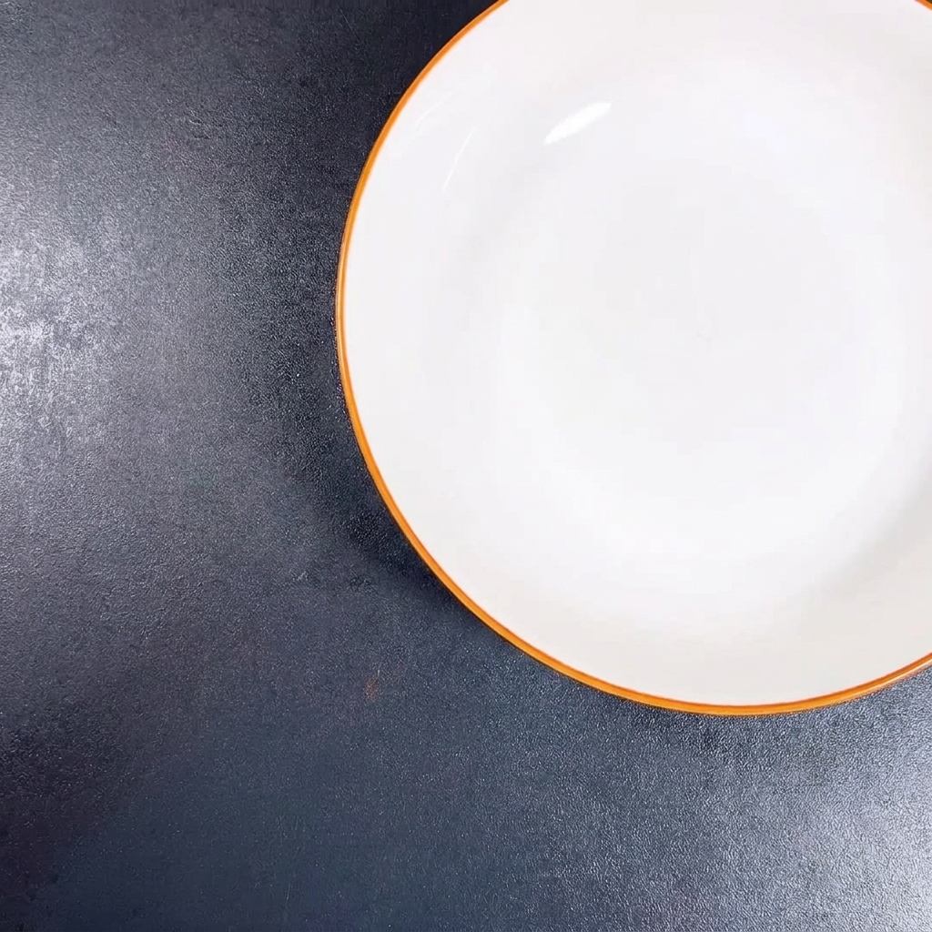 Un tazón blanco que contiene ajo recién picado y cebolletas picadas.