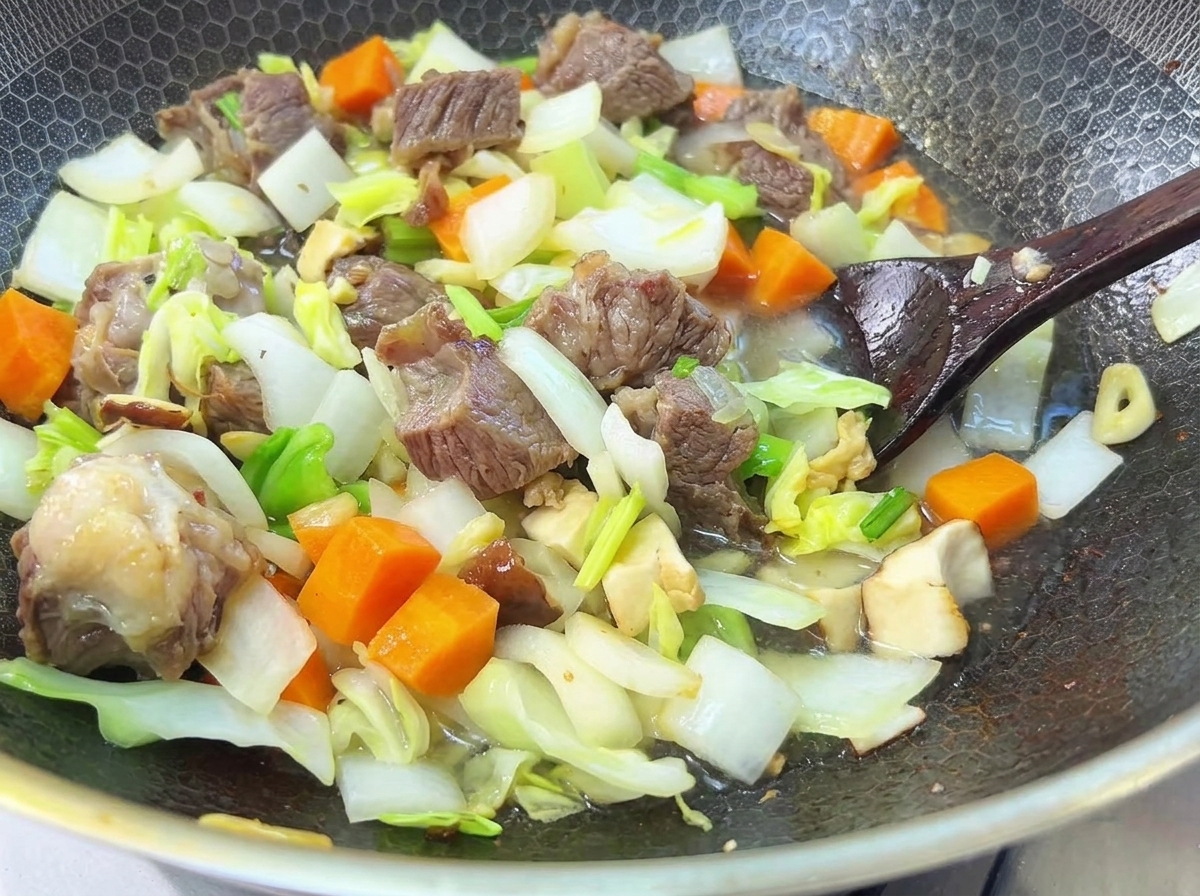 Agua vertida sobre la carne y las verduras en una olla lista para cocinar.