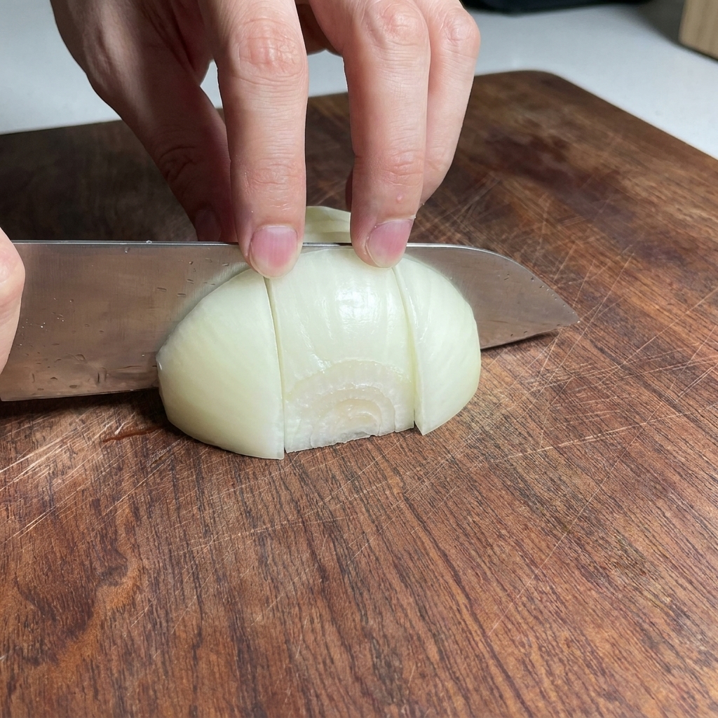 Trozos de cebolla picados en una tabla de cortar de madera.
