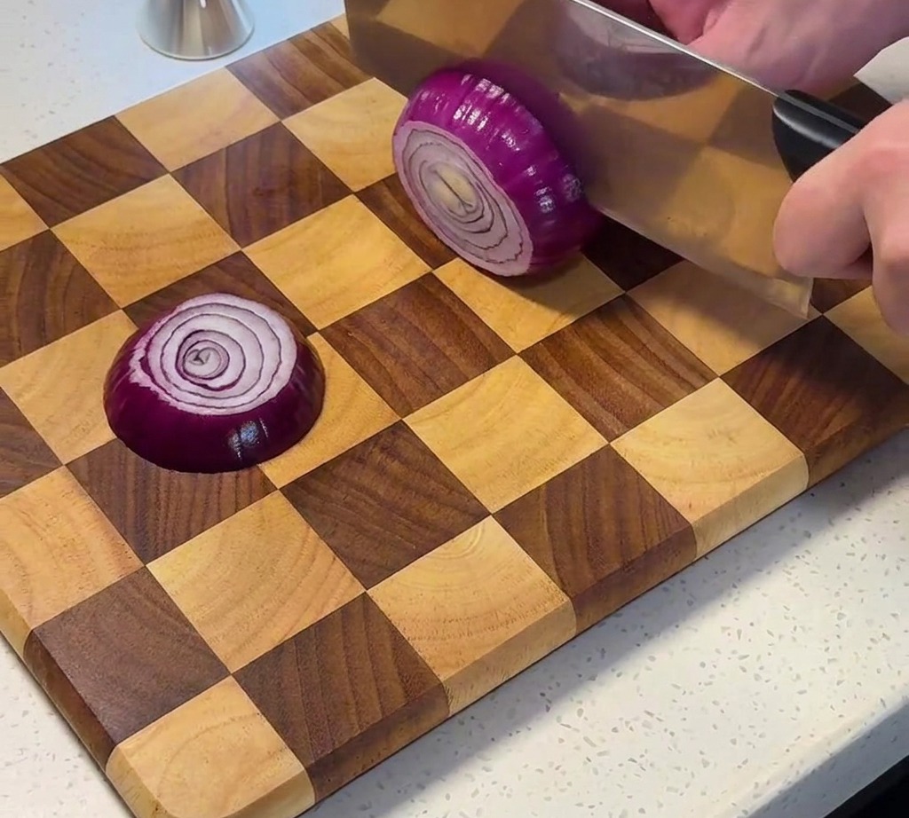 Cebolla morada picada sobre una tabla de madera.