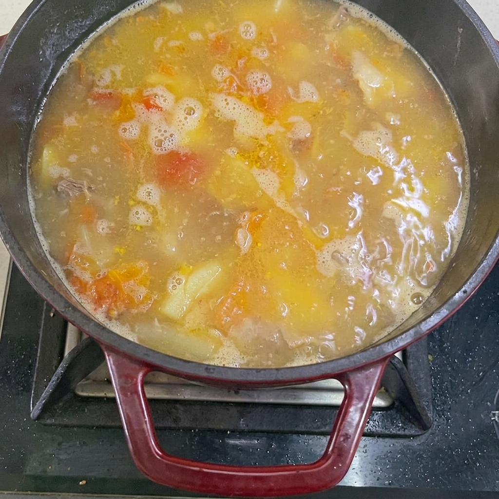 Vertiendo agua hirviendo en la olla con la carne y las verduras.