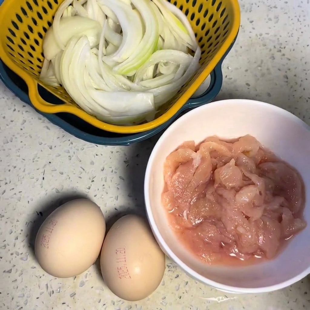 Trozos de pechuga de pollo cubiertos con una marinada oscura dentro de un bol blanco.