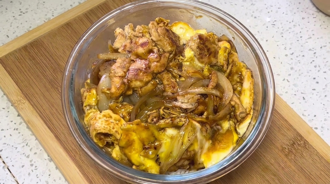 Bol de Arroz con Pechuga de Pollo y Huevo (Estilo Oyakodon)
