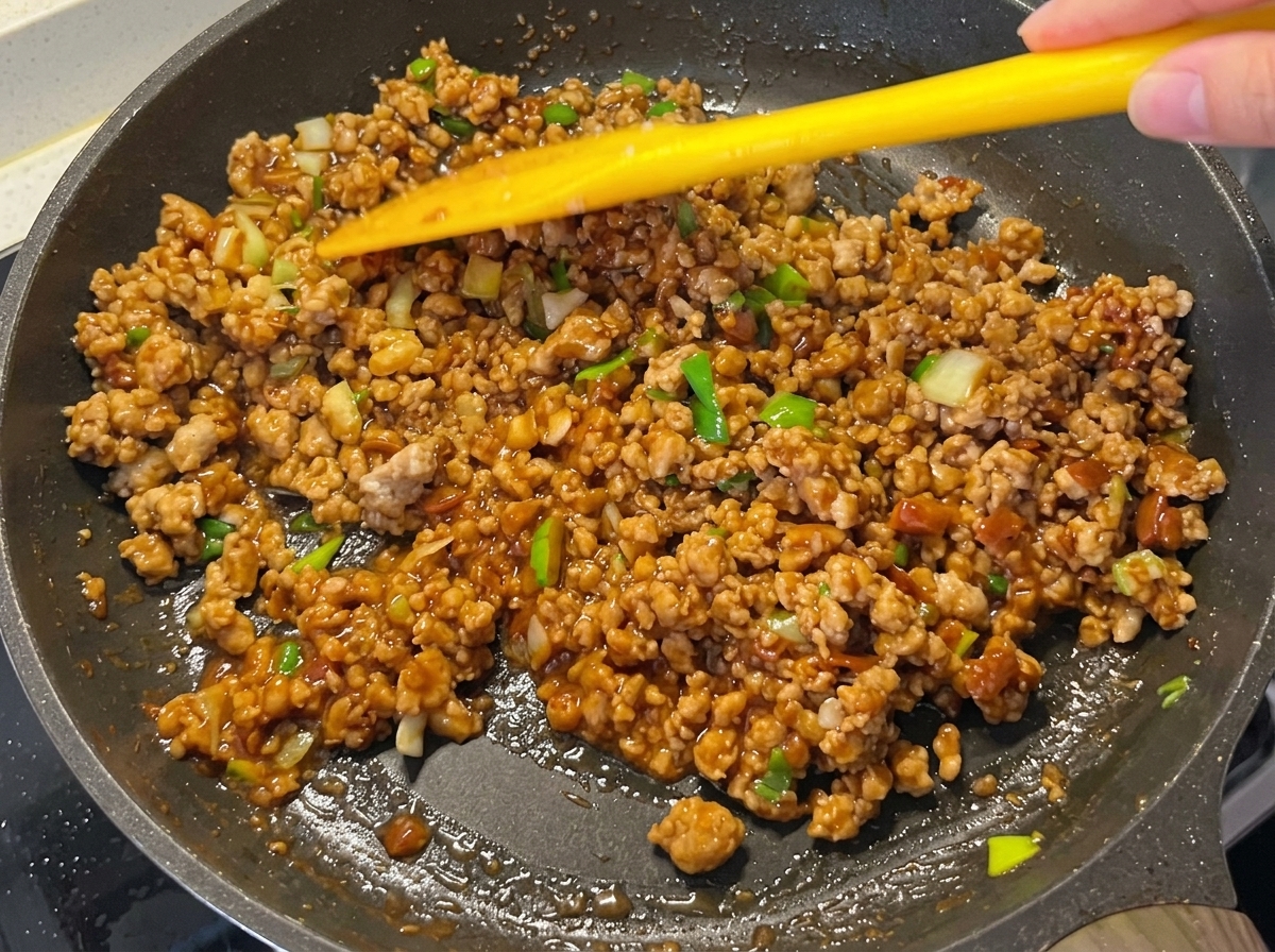 La salsa de carne espesa y brillante en la sartén.