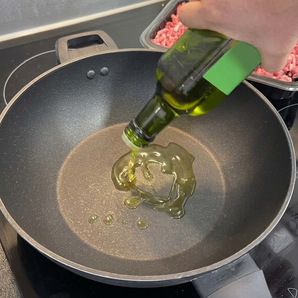 La mezcla aromática de ajo y chile chisporroteando en un wok caliente con aceite.
