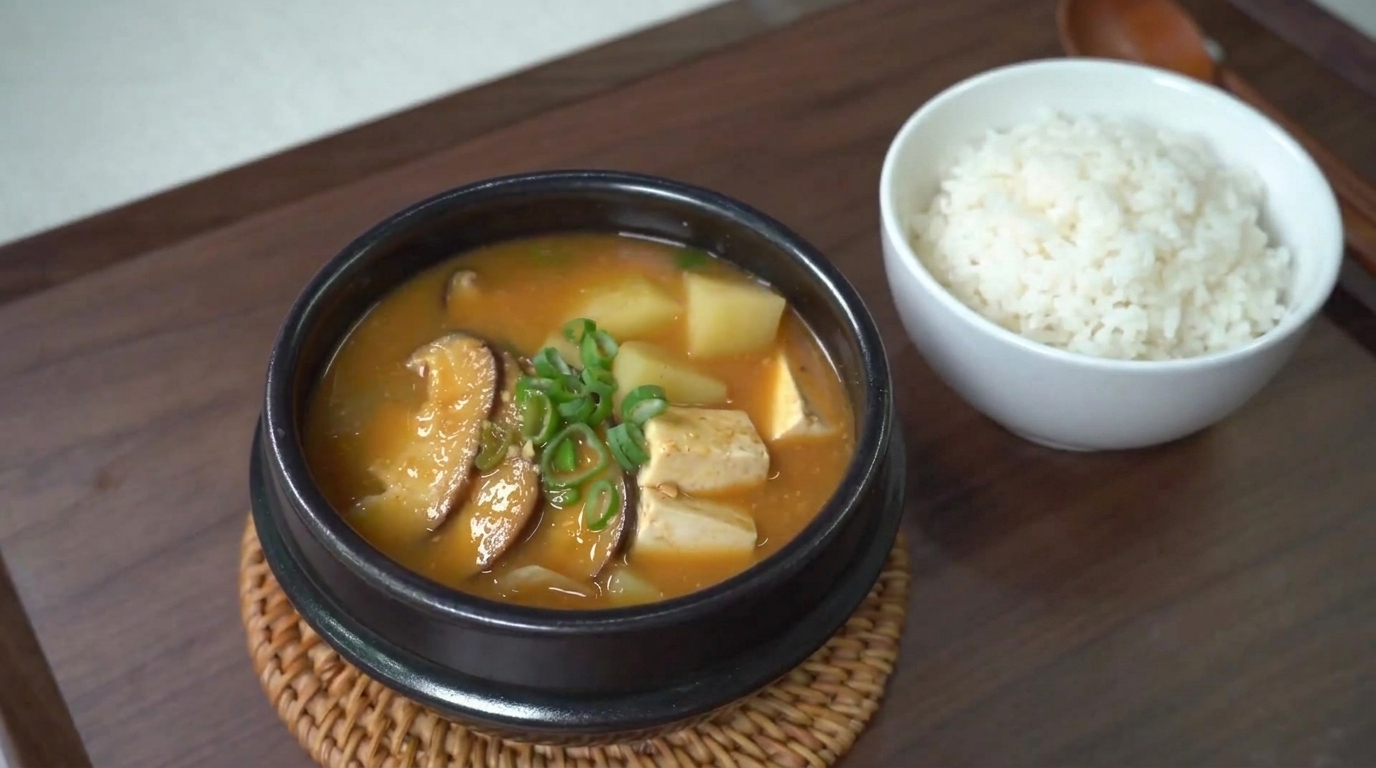 Estofado Coreano de Pasta de Soja (Doenjang Jjigae)