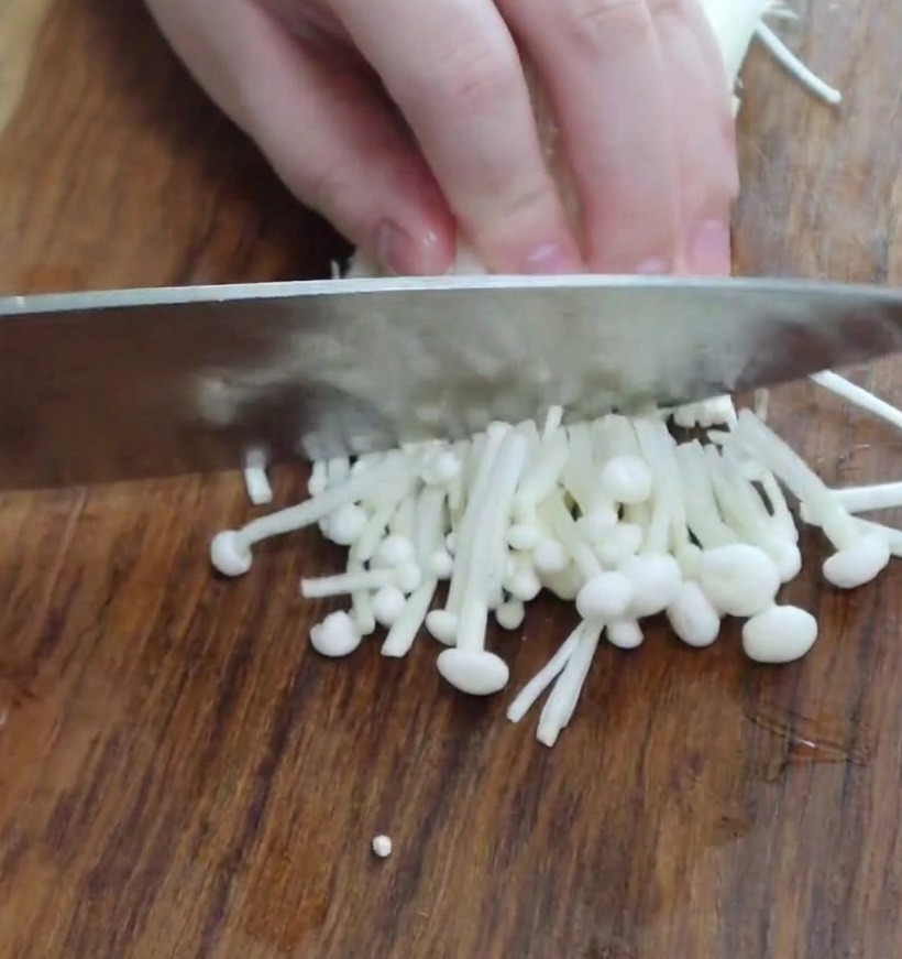 Secciones de setas enoki recortadas listas para el estofado.
