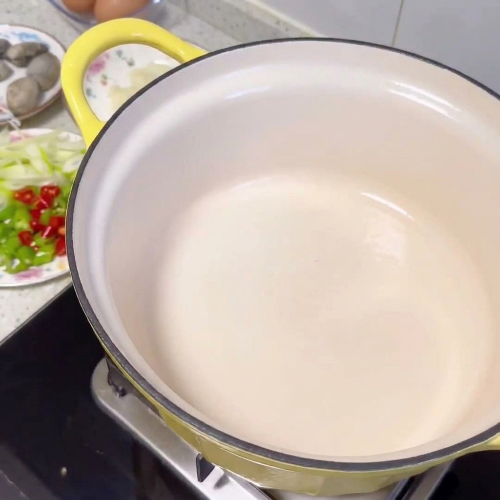 Rodajas de carne dorándose en una olla caliente, liberando sus propios jugos.