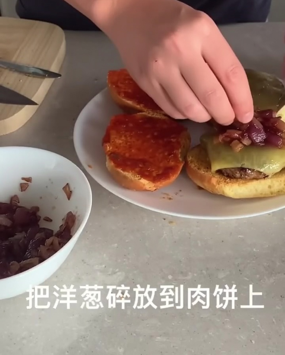 Un chorrito de vinagre balsámico siendo vertido en la sartén con las cebollas caramelizadas.