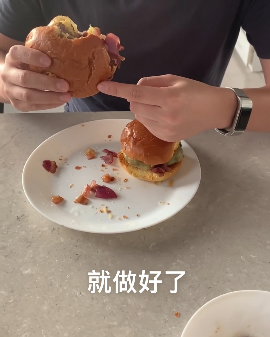 Hamburguesas friéndose en una sartén caliente, desarrollando una costra dorada.