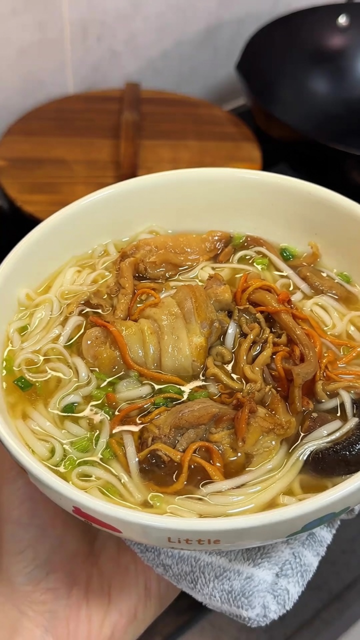 Sopa de Pollo y Champiñones Dorados con Fideos