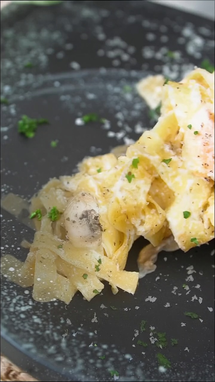 Pasta Cremosa con Champiñones y Trufa Negra
