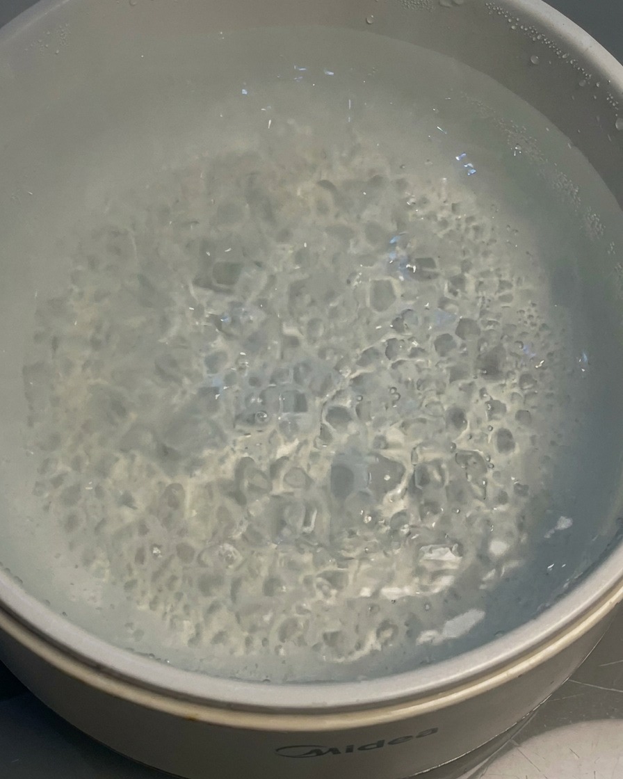 Fideos cociéndose en una olla con agua hirviendo.