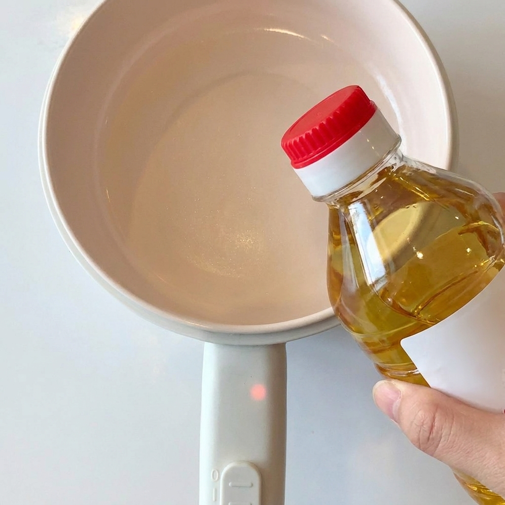 Primer plano de ajo picado sofriéndose en aceite de cocina caliente dentro de una olla pequeña.