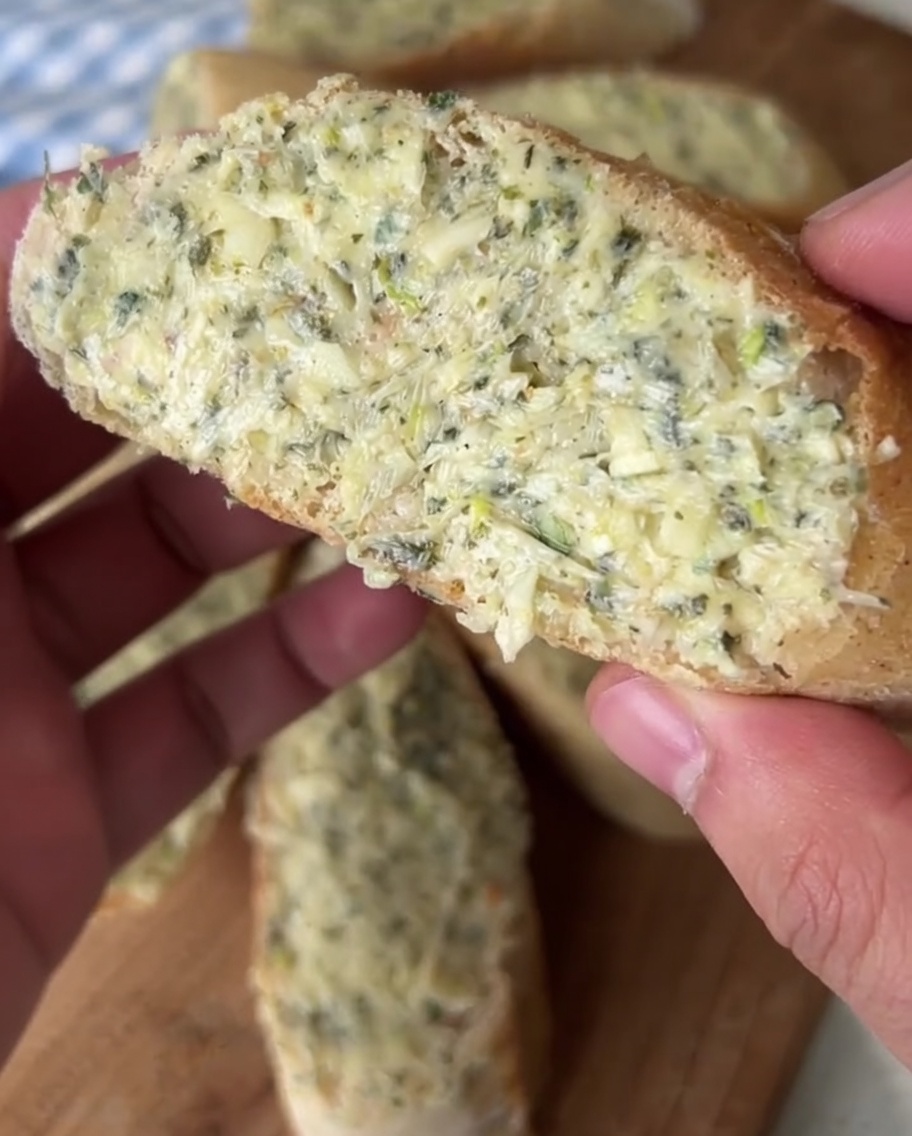 Aceite de oliva siendo vertido en una sartén caliente, lista para las rebanadas de pan de ajo.
