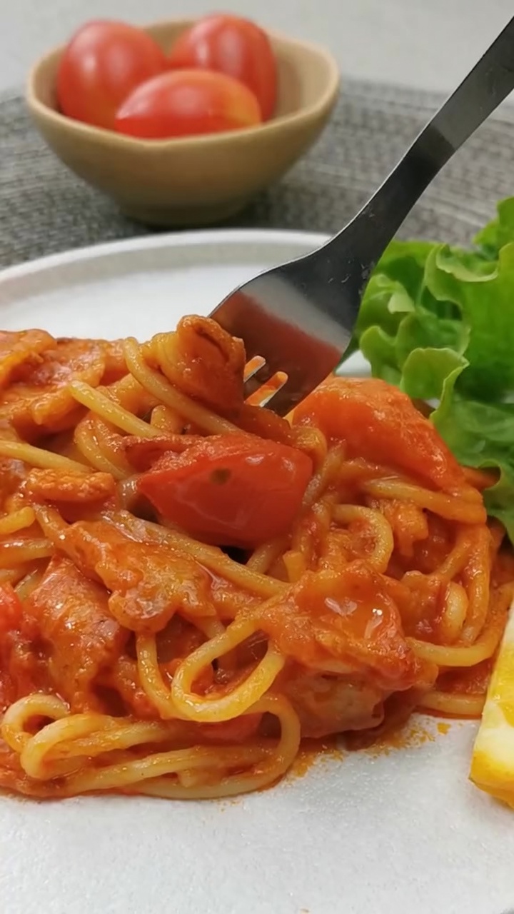 Pasta Clásica con Tomate y Bacon