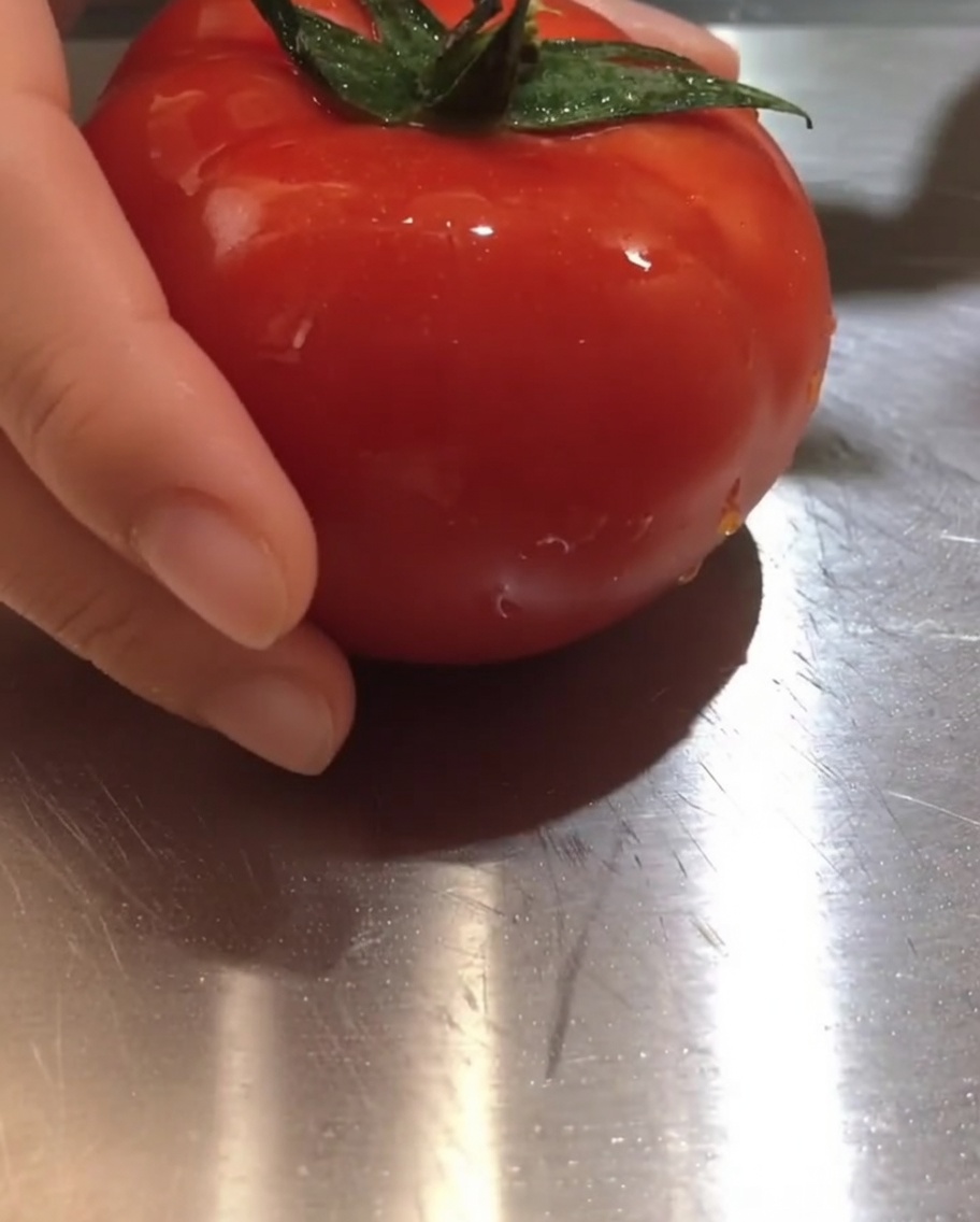Trozos de tomate fresco sobre una tabla de cortar.