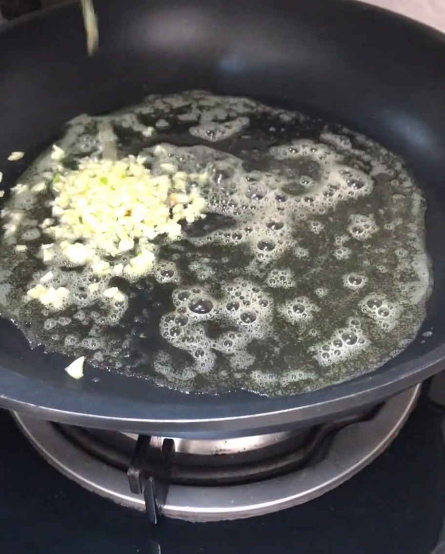 Ajo picado sofriéndose en mantequilla derretida.