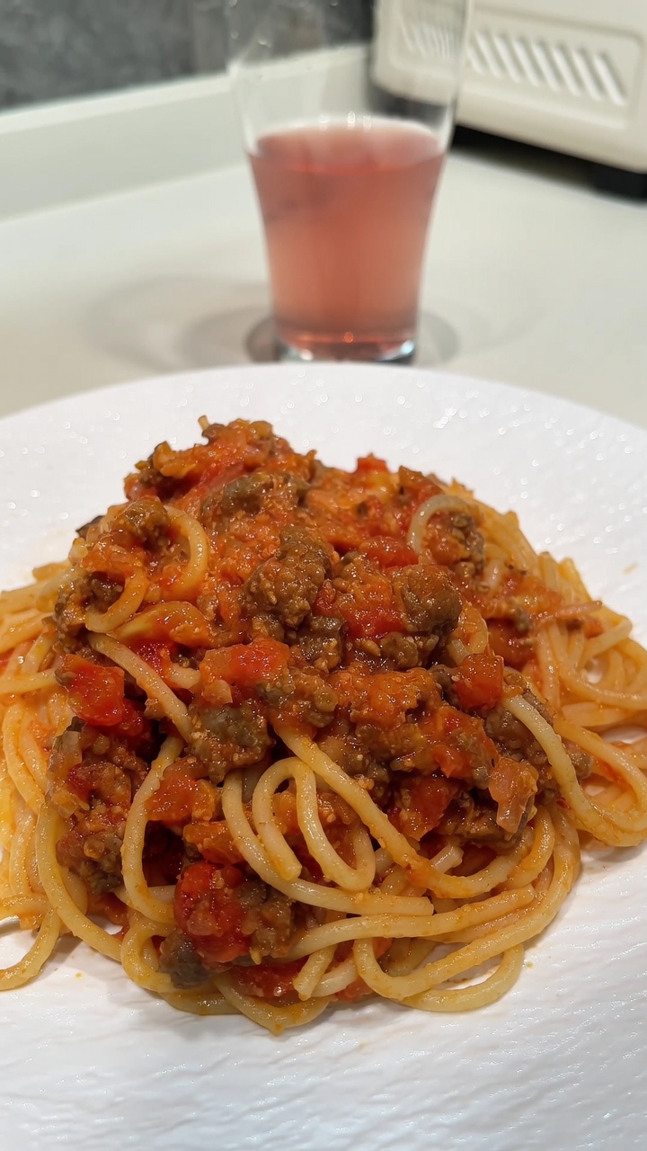 Espaguetis Fáciles con Salsa de Carne y Tomate
