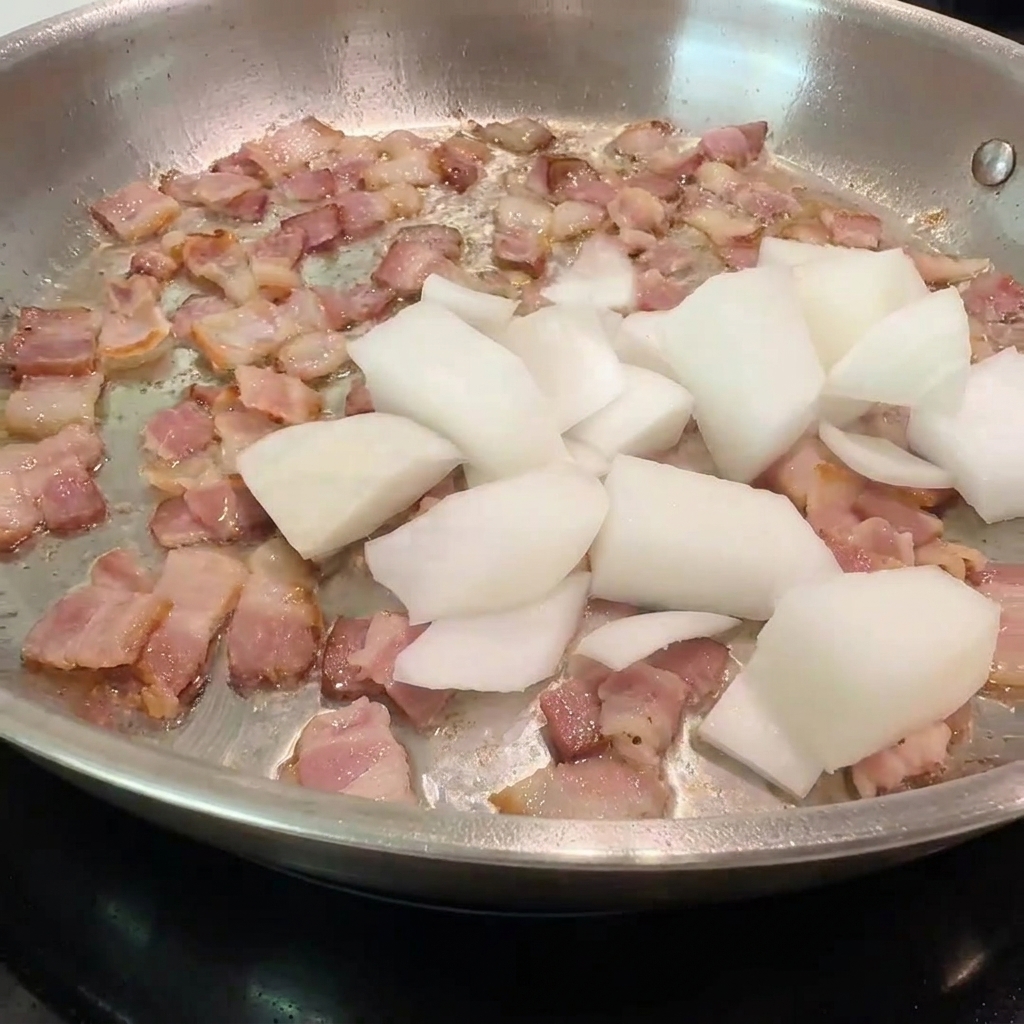 Cebollas picadas y rebanadas de champiñones siendo añadidas a una sartén con tocino crujiente y dorado.