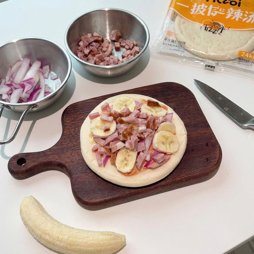 Trozos de bacon crudo siendo esparcidos sobre la pizza con plátano y cebolla.