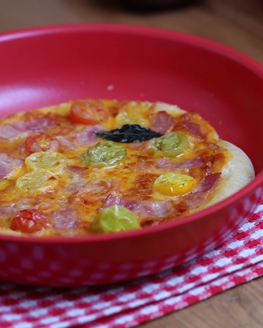 Un tenedor pinchando agujeros en el centro de la base de pizza.
