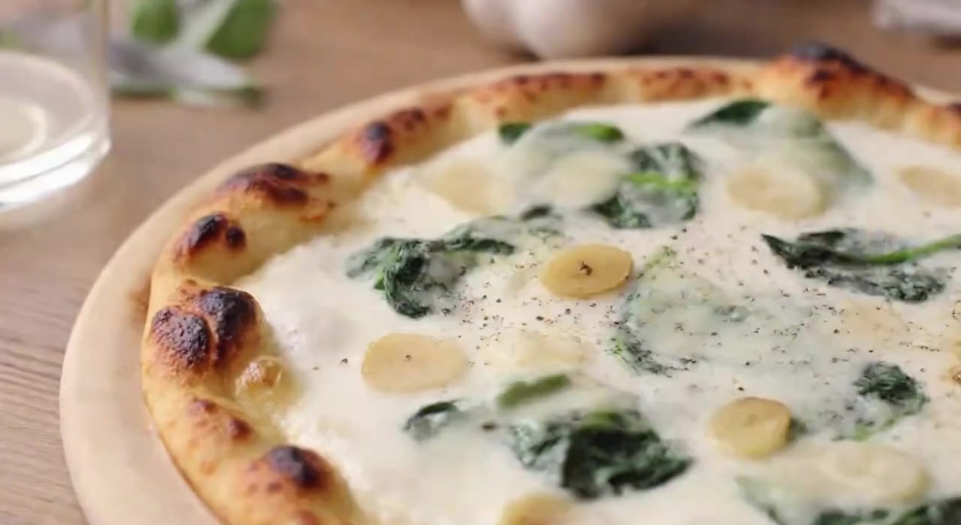 Pizza Blanca Cremosa con Espinacas y Ajo