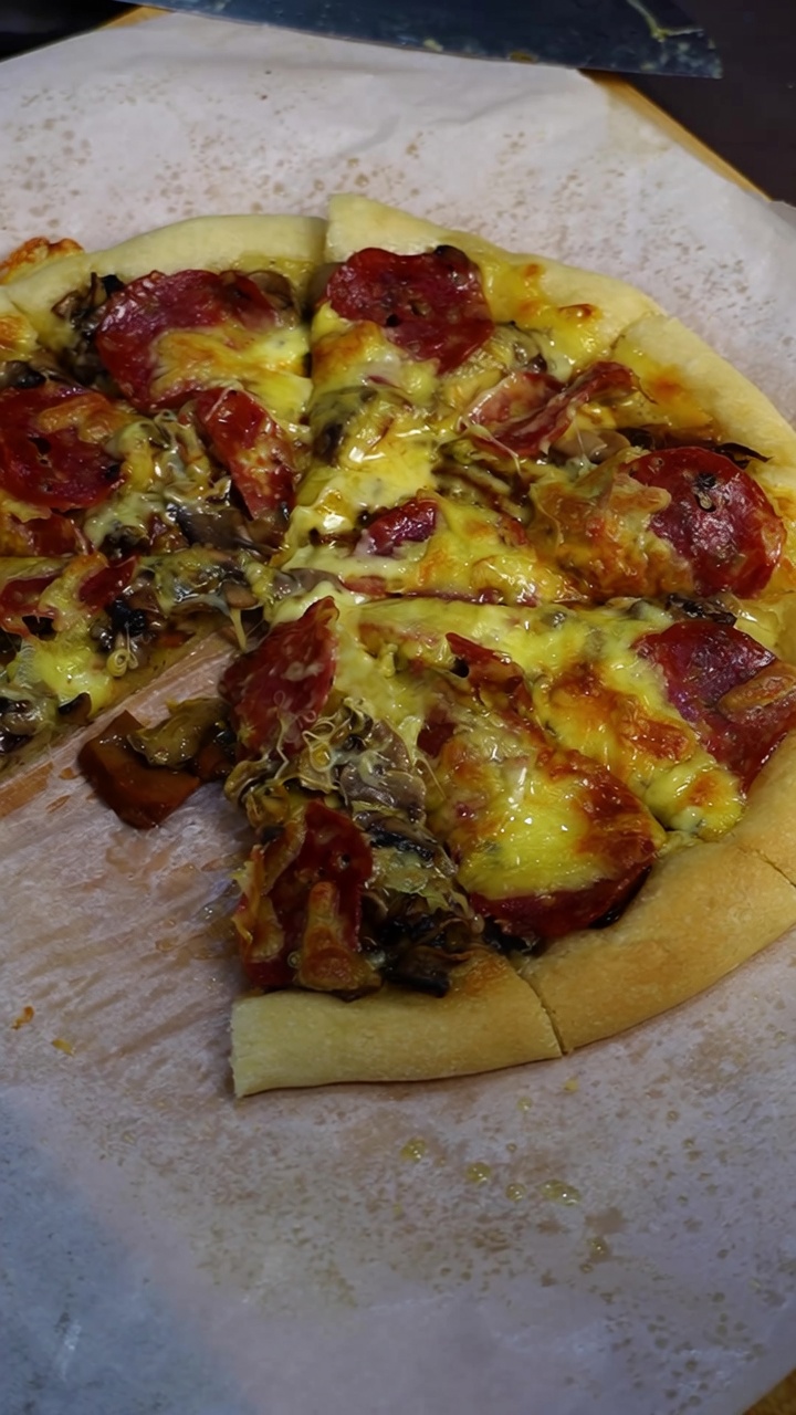 Pizza clásica de pepperoni y champiñones hecha en casa