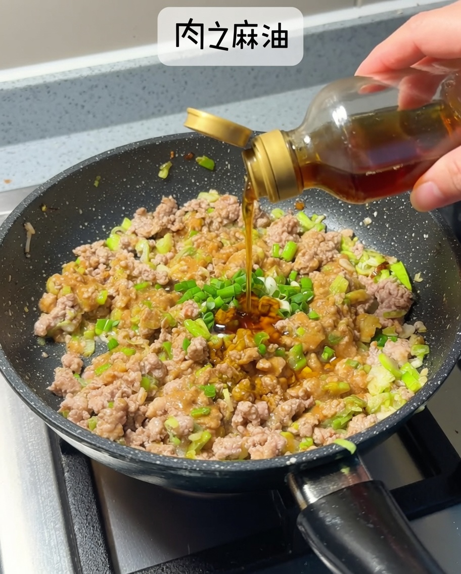 Aceite de sésamo vertido sobre la mezcla de carne y miso.