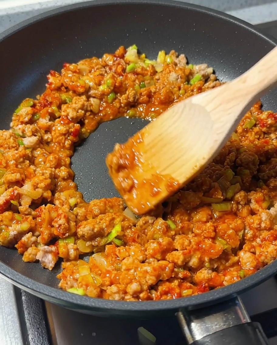 Salsa de soja añadida a la mezcla en la sartén.