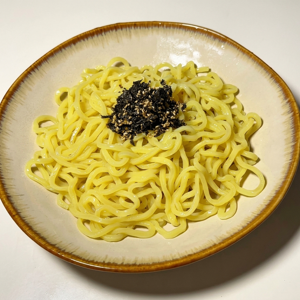 Fideos en un tazón decorados con semillas de sésamo y cebollino.