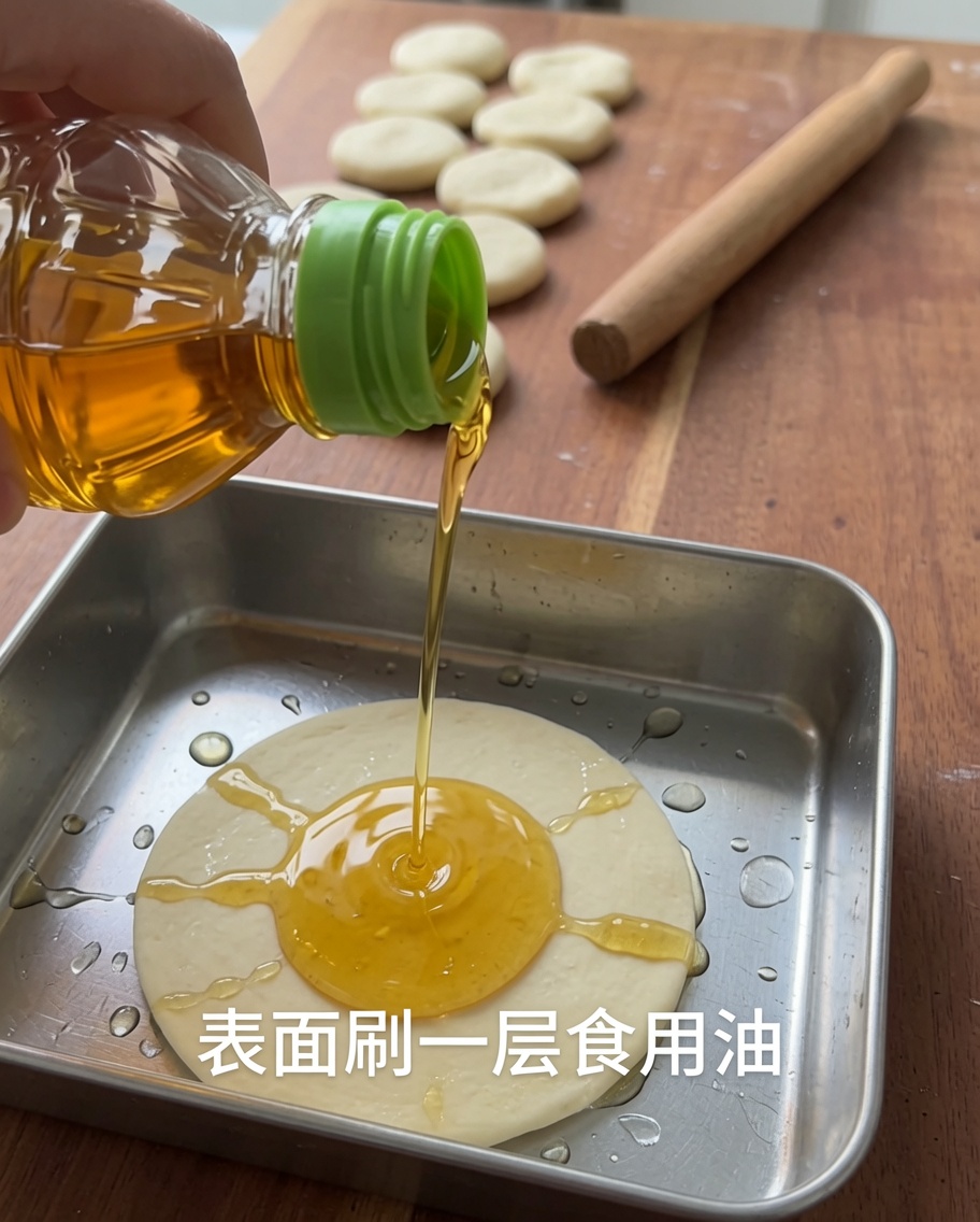 Aceite siendo vertido sobre un trozo de masa en un recipiente metálico.