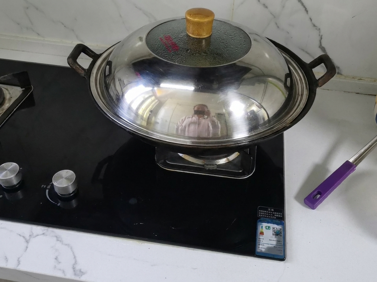 Huevo batido siendo vertido en el caldo de tomate hirviendo para formar cintas.