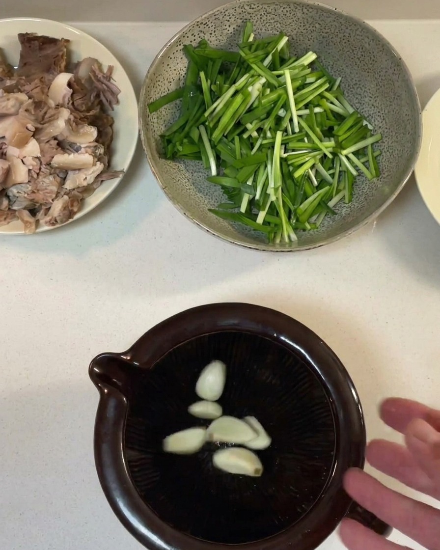 Dientes de ajo triturados hasta obtener una pasta en un mortero.