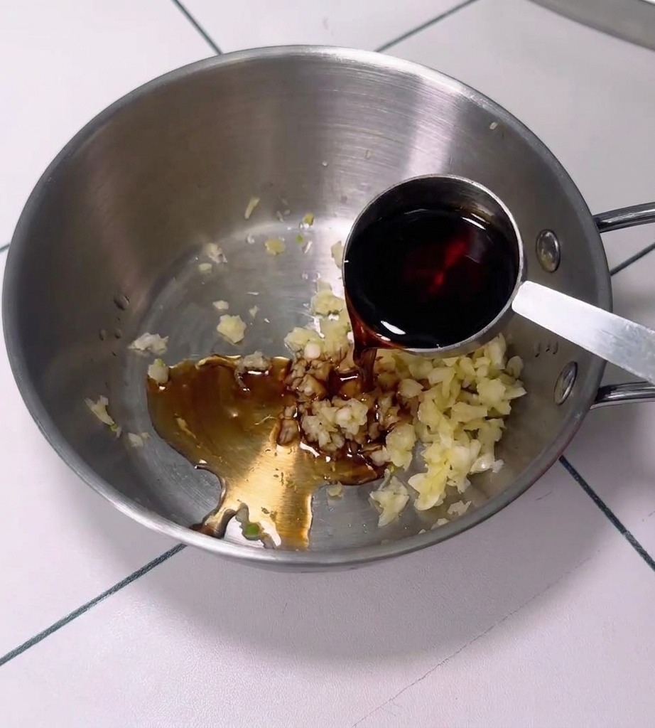 Un pequeño cuenco conteniendo una mezcla de ajo, pasta de chile y otros ingredientes de la salsa.